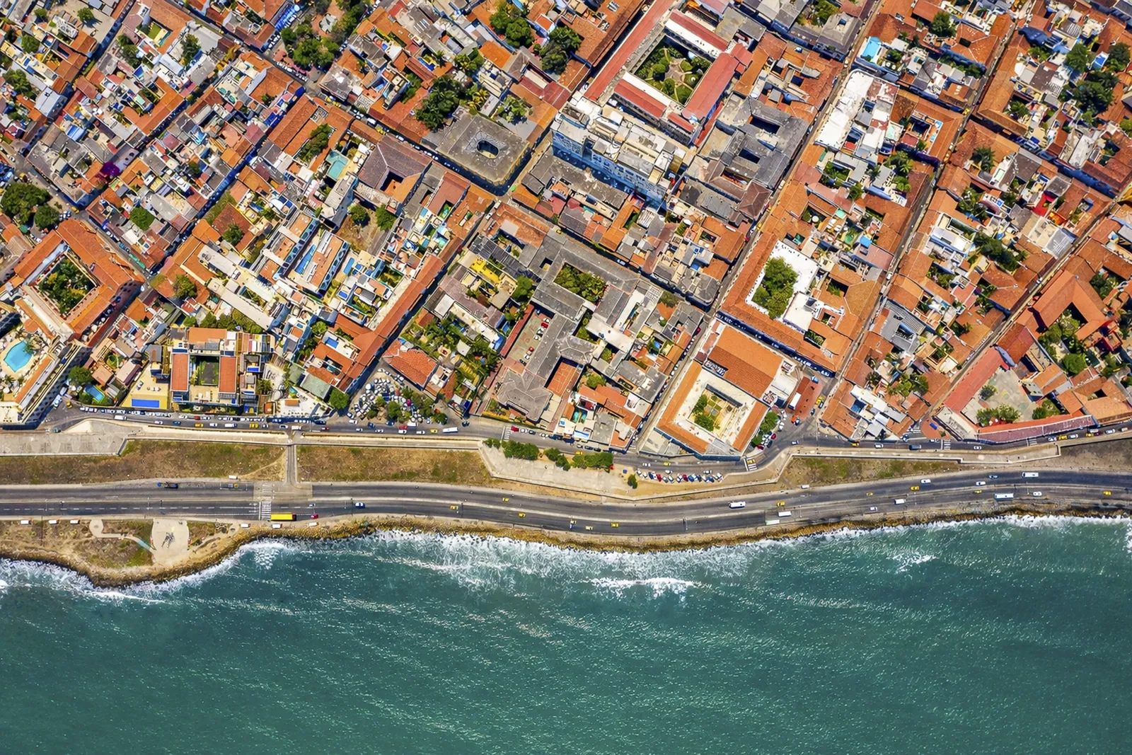 Vue aérienne de la ville fortifiée de Carthagène et de la mer des Caraïbes