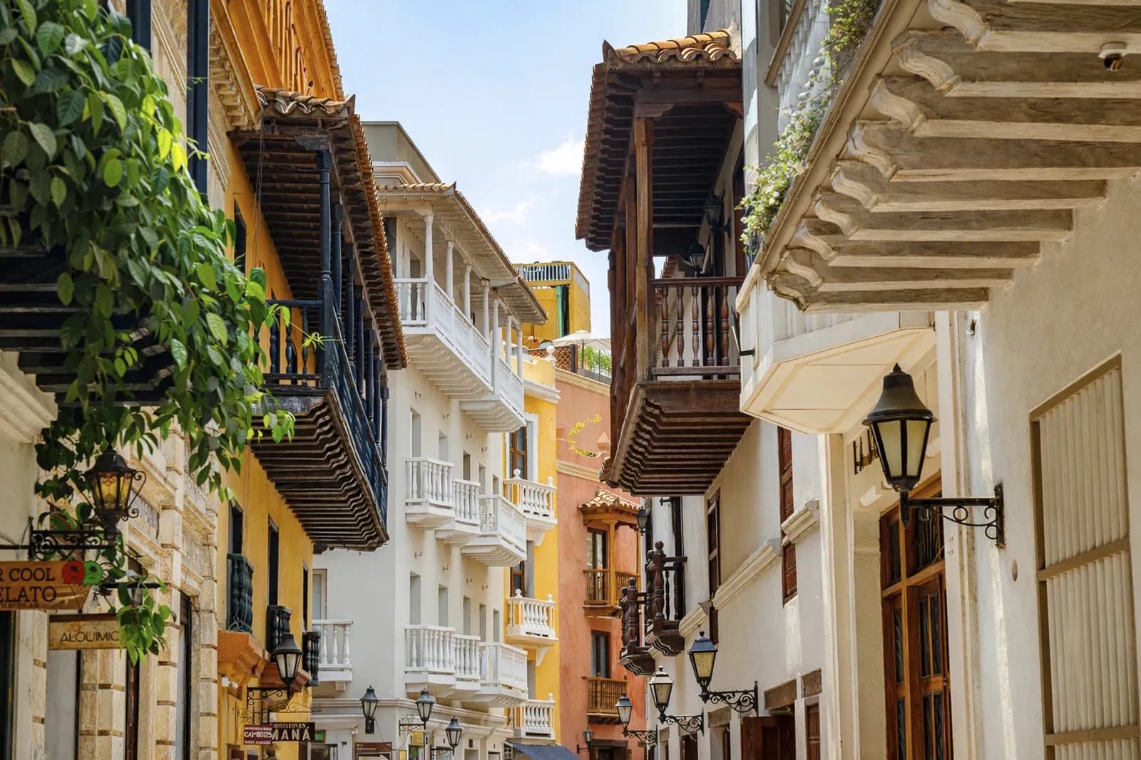 Balcons fleuris d'une rue coloniale de Carthagène des Indes