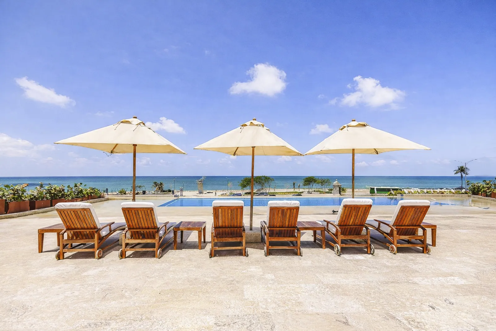 Terrasse avec transats et parasols au bord de la piscine, Casa del Boquetillo, Carthagène