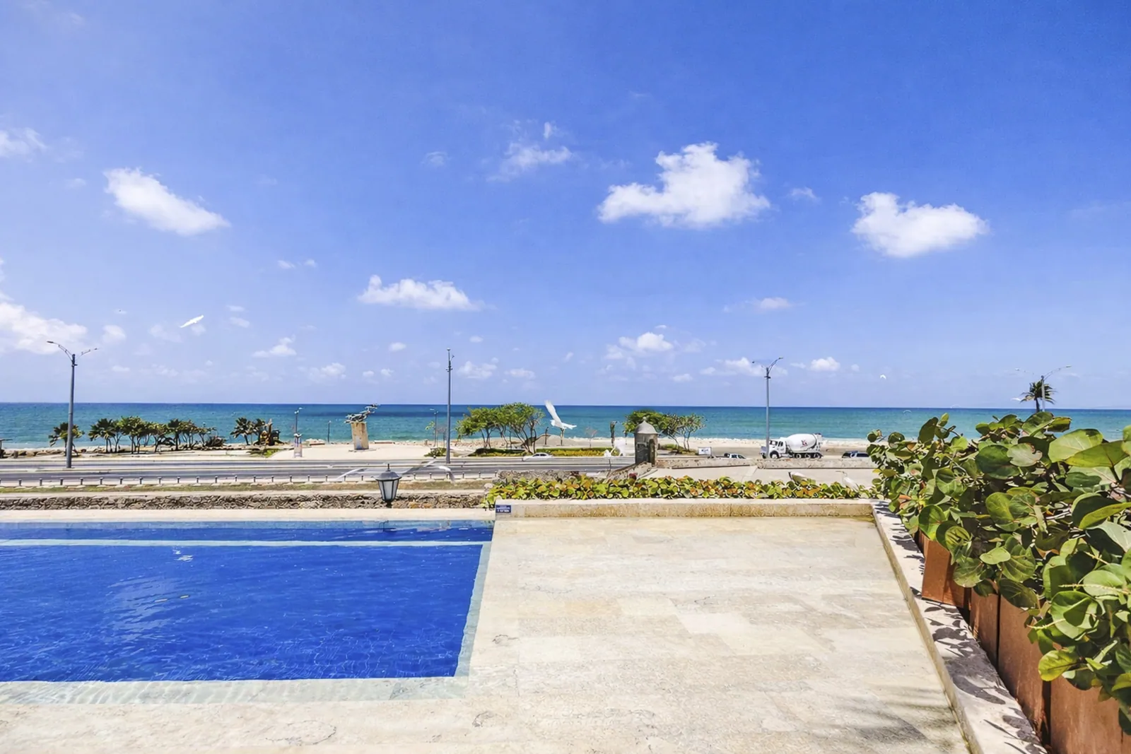 Piscine commune à débordement face à la mer des Caraïbes, vieille ville de Carthagène