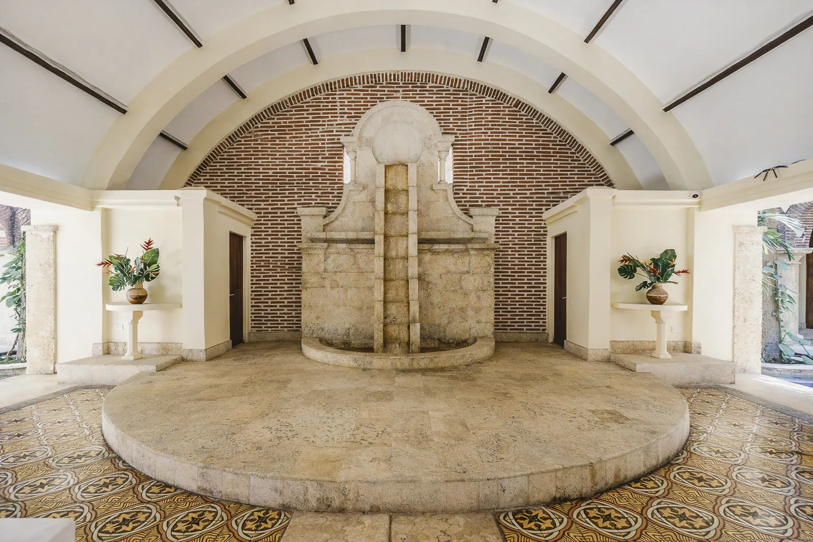 Fontaine coloniale restaurée dans le hall de la Casa del Boquetillo