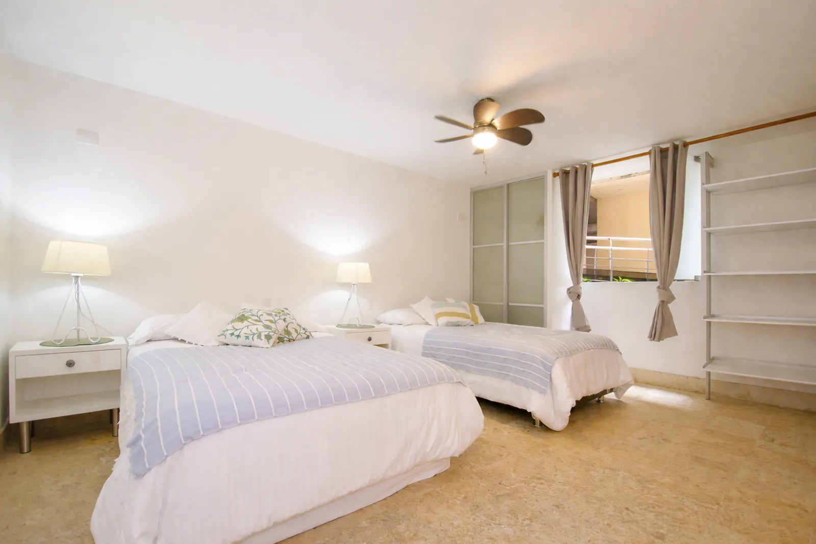 Chambre avec deux lits simples et armoire