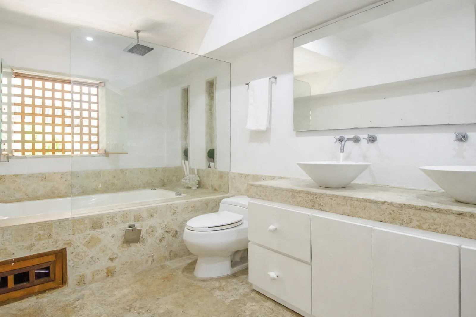 Salle de bain de la suite parentale avec baignoire et double vasque