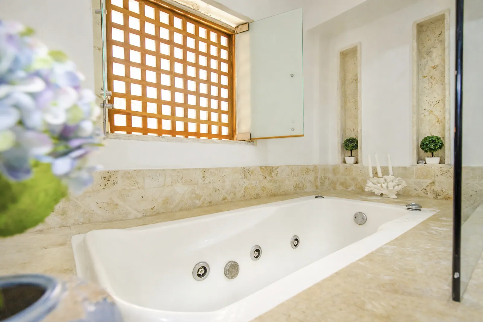 Baignoire balnéo de la suite parentale, Casa del Boquetillo