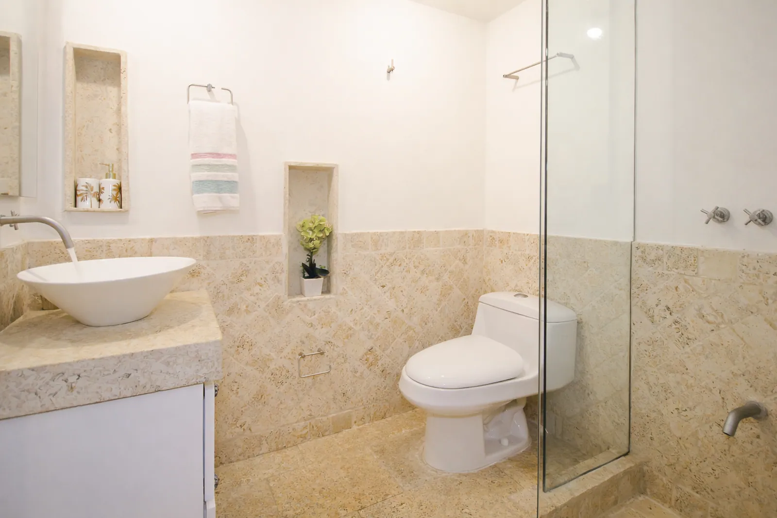 Salle de bain privative avec douche en verre, appartement Casa del Boquetillo