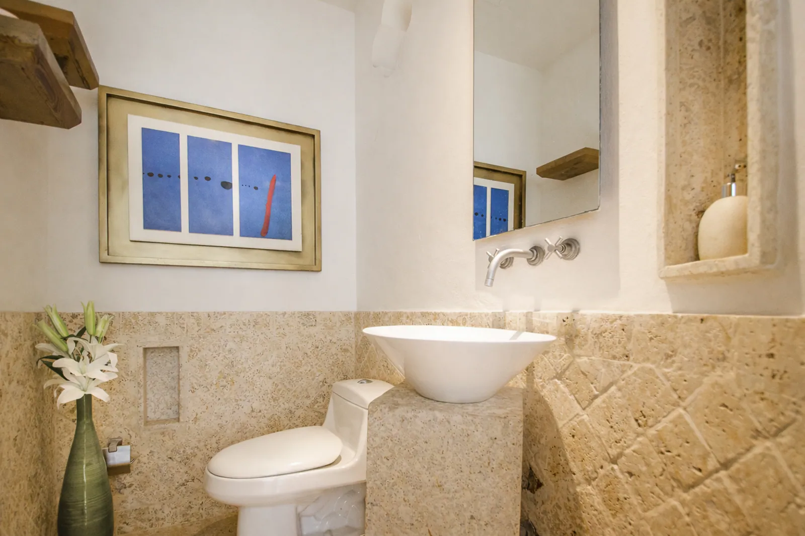 Salle d'eau des invités en pierre naturelle, Casa del Boquetillo