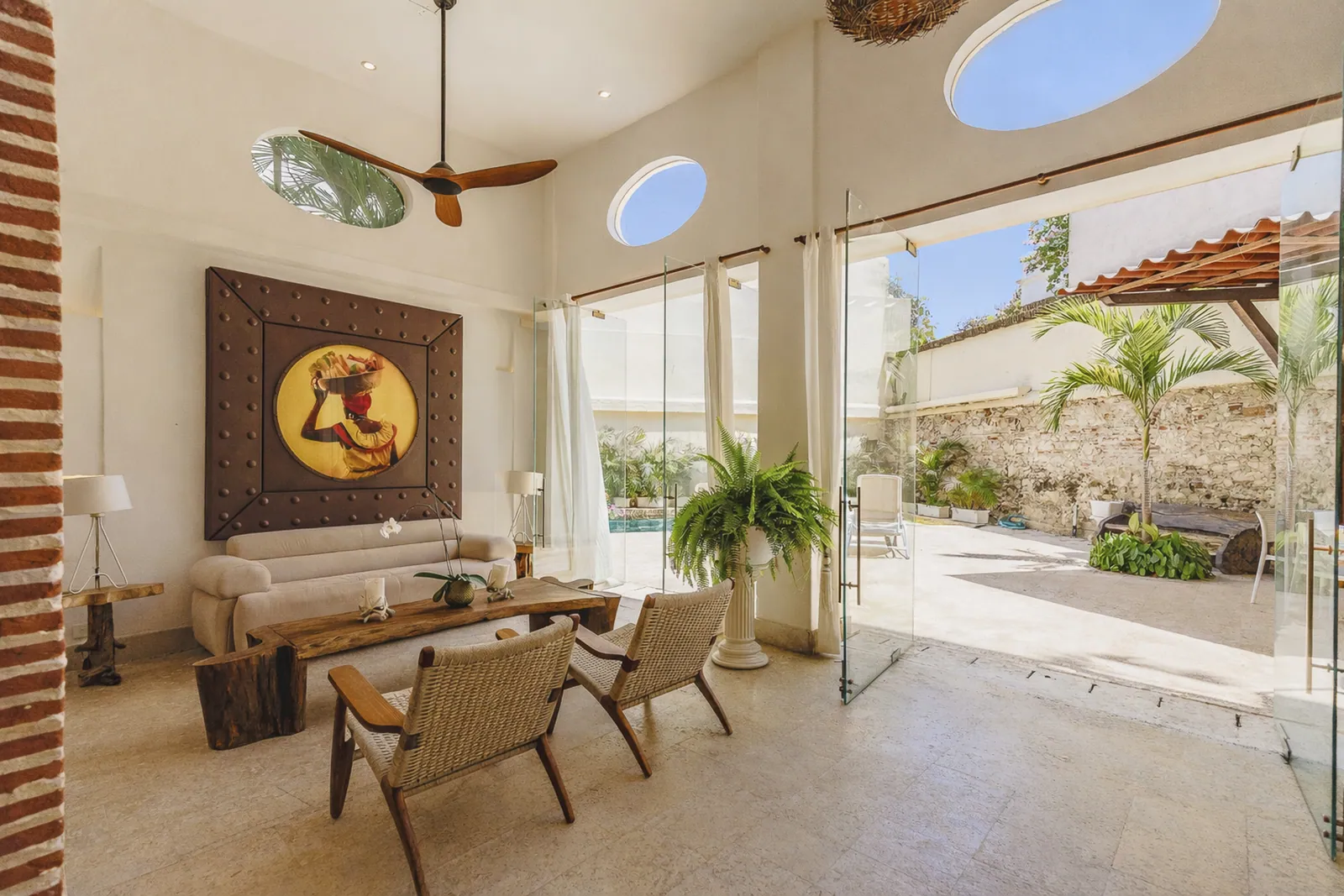 Salon double hauteur ouvert sur la terrasse et la piscine privative, Carthagène