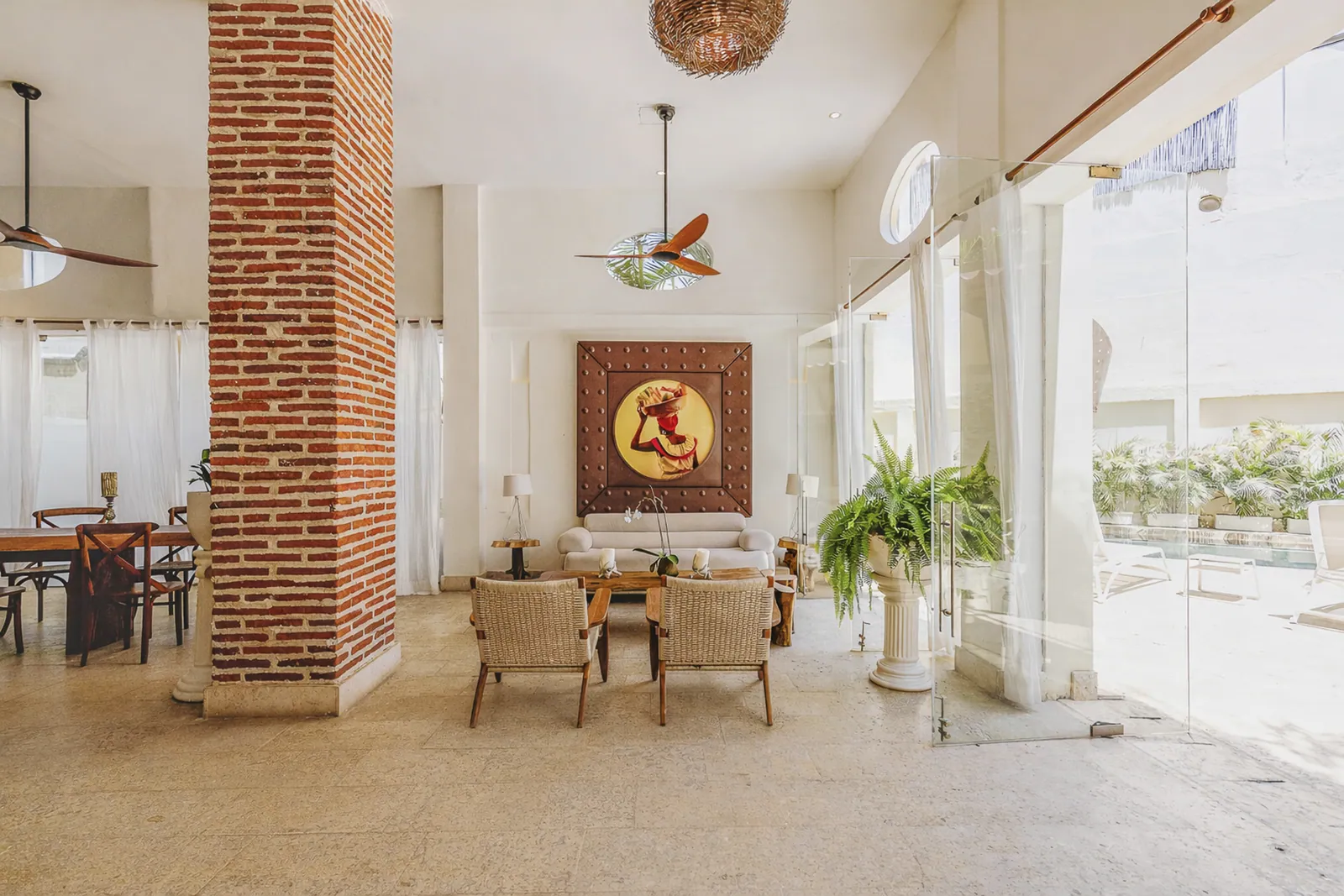 Espace de vie avec colonnes de brique et lumière naturelle, Casa del Boquetillo