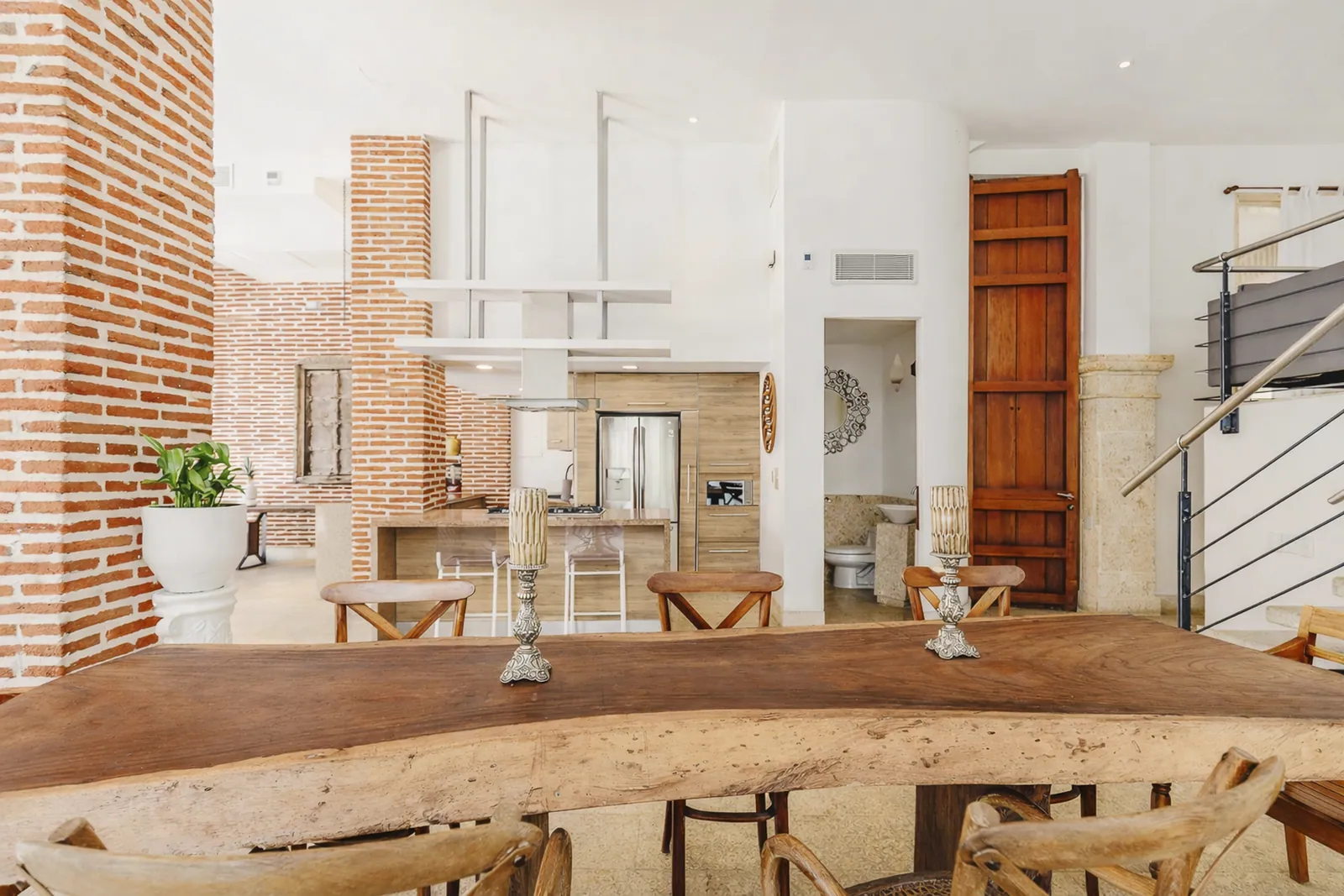 Grande table à manger en bois massif, appartement colonial