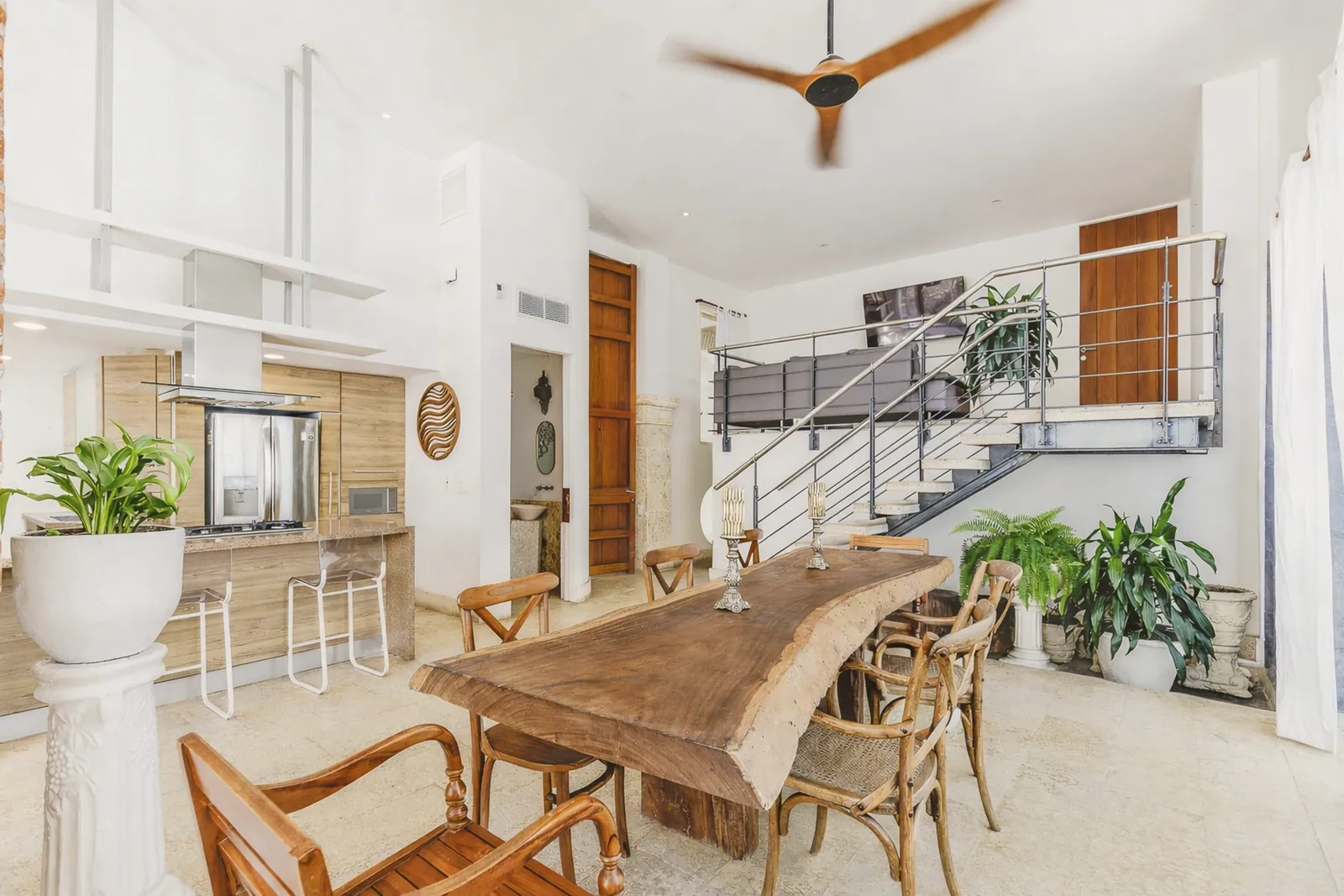 Salle à manger et escalier design de l'appartement