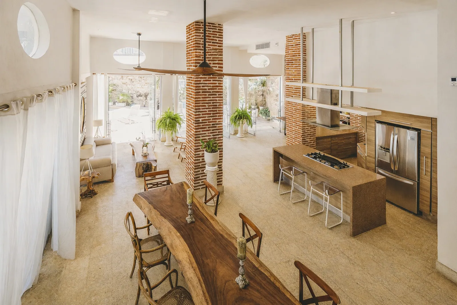 Cuisine ouverte et espace de vie de l'appartement de 342 m²