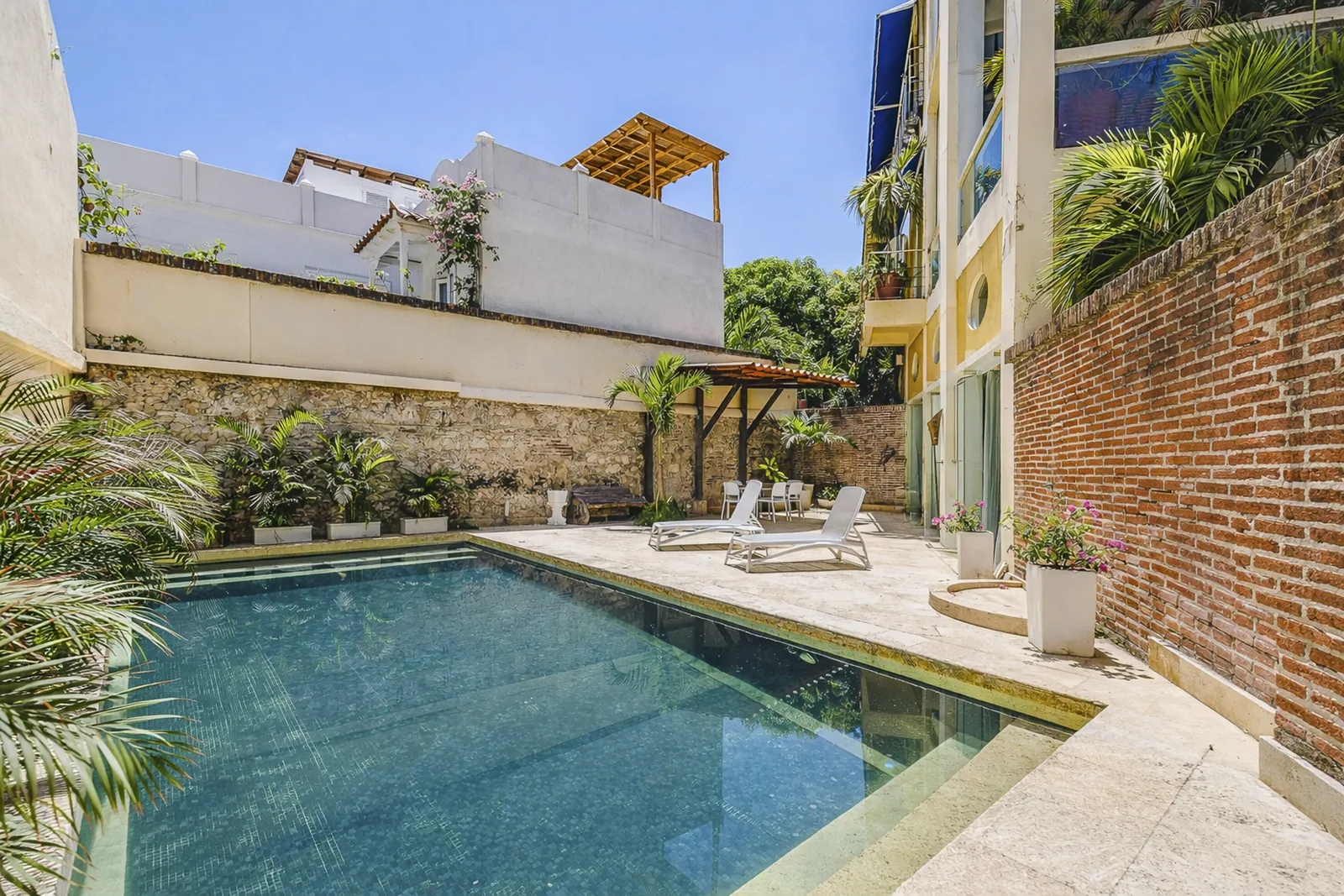 Terrasse privative avec transats au bord de la piscine, Casa del Boquetillo