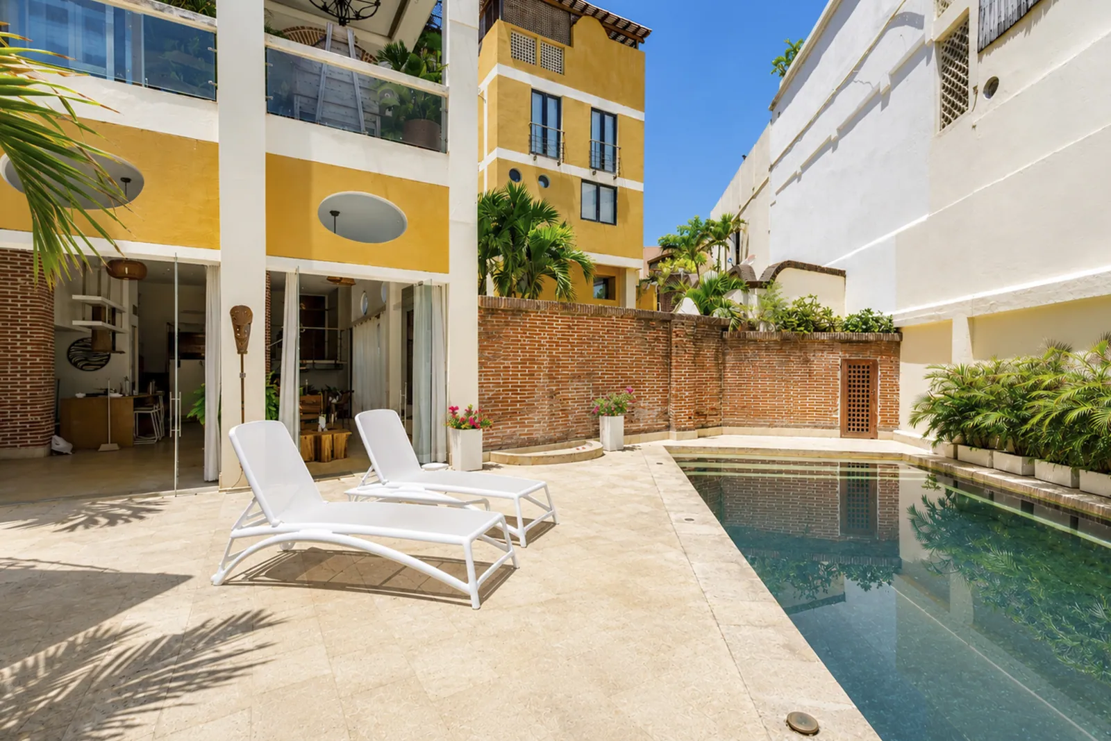 Piscine privative et façade coloniale de l'appartement, Casa del Boquetillo